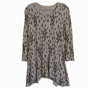 Tianello Size Medium Black White Floral shark Bite Hem 3/4 Sleeve Jacquard